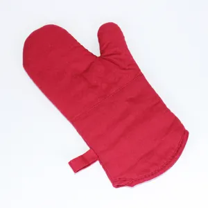 Verdickter roter Ofenhandschuh Detail, reine Baumwolle hitzebeständiger Backhandschuh Nahaufnahme.