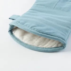 Vue détaillée du gant de cuisine thermique épais, isolation durable et anneau de suspension pratique.