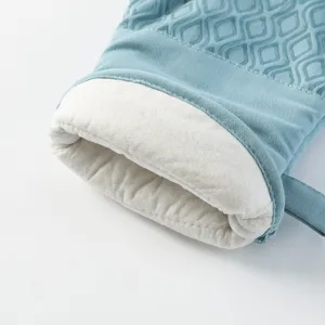 Gros plan détaillé d'un gant de cuisine en silicone bleu résistant à la chaleur et doublé.