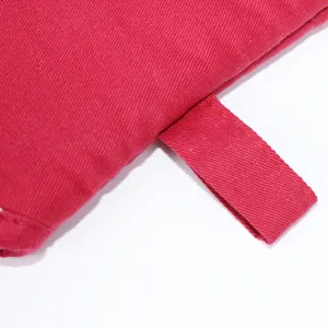 Detailansicht der roten Baumwoll-Topfhandschuh-Gewebe-Struktur und der stabilen Aufhängeöse.