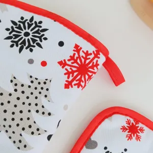 Christmas insulated heat resistant oven gloves and pot holder set with snowflake print.