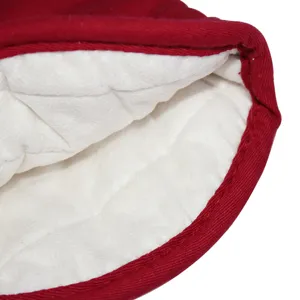 Detailansicht dicker Baumwoll-Topfhandschuh mit gestepptem Futter fuer hitzebestaendige Kueche.