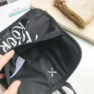 Vue détaillée du porte-casserole et gant de cuisine isolante en coton avec design de poche.