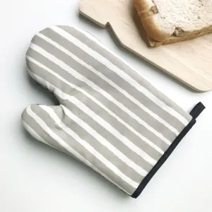 Hitzebeständiger Ofenhandschuh mit grau-weißen Streifen, perfekt zum Backen und Kochen.
