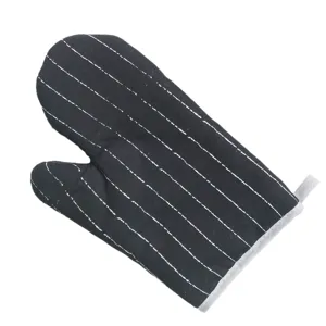 Schwarz weiß gestreifter Küchen Ofenhandschuh hitzebeständiger Backhandschuh Ansicht.