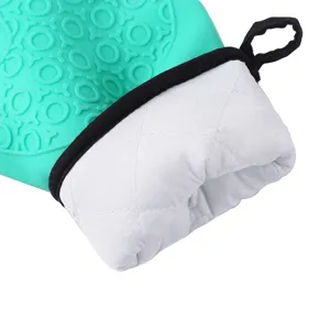 Vista dettaglio guanto da forno in silicone, guanto cucina resistente al calore