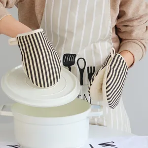 Verdickte hitzebeständige Ofenhandschuhe mit schwarz-weißen Streifen zum sicheren Backen.