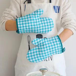 Thickened blue and white checkered microwave oven mitts for kitchen baking heat insulation.