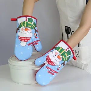 Detailaufnahme von isolierten Weihnachtsofenhandschuhen mit Schneemannmuster für die Backküche.