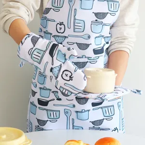 Keukenschort en ovenwanten set met blauwe kookgerei print voor veilig bakken en koken.