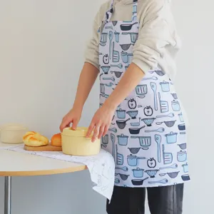 Delantal de cocina impermeable con bonito estampado de utensilios para cocinar y hornear en casa.