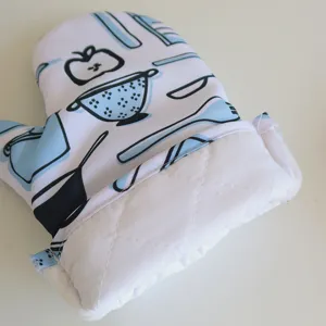 Verdikte hittebestendige keuken ovenhandschoen met schattige blauwe keukengerei print.