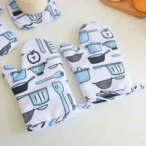 Set van warmte-isolerende ovenwanten en pannenlappen met leuk keukengerei print voor bakken.