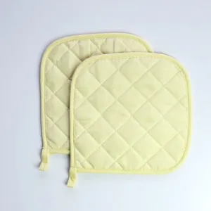 Set de maniques matelassées jaunes en coton avec boucle de suspension pour la cuisine quotidienne.