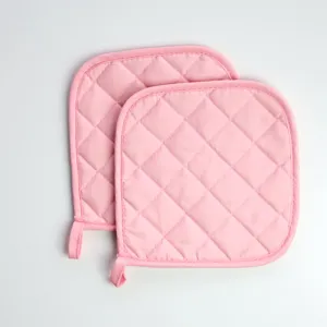 Dessus de plat matelassé rose en coton isolant thermique vue détaillée pour la cuisine.