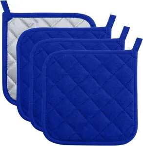 Maniques matelassées bleues avec doublure argentée résistante à la chaleur et boucle de suspension.