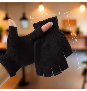 Detailansicht schwarzer Wollstrick-Fingerlos-Handschuhe mit 16 cm Länge und 10 cm Breite.