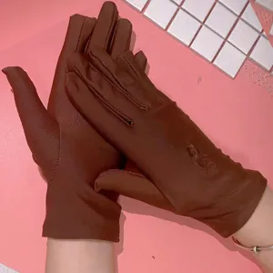 Dettagli dei guanti da donna in spandex marrone elastico con un ricamo molto elegante.