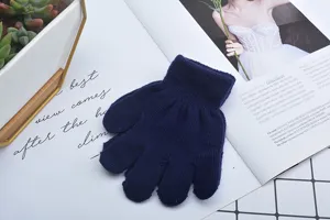 Nahaufnahme der Textur und des Stoffes von dunkelblauen Strick-Fünffinger-Winterhandschuhen.