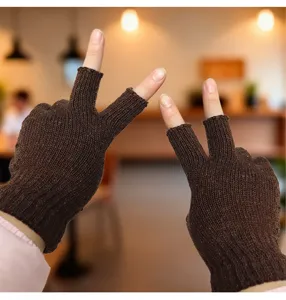 Nahaufnahme brauner Strick-Fingerhandschuhe, ideal für Wärme und Beweglichkeit beim täglichen Arbeiten.