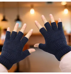 Gestreickte fingerlose Handschuhe fuer Herbst und Winter, praktisch zum Schreiben und Arbeiten.