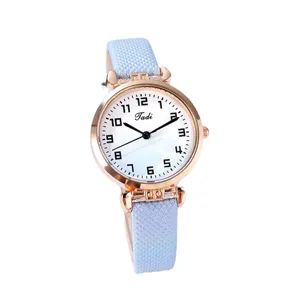 Elegante Damenarmbanduhr mit Farbverlauf Armband Roségold Gehäuse und Zahlen für den Alltag.