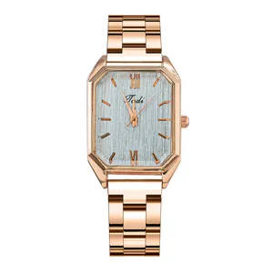Dettaglio orologio donna al quarzo con cassa e quadrante in acciaio oro rosa.