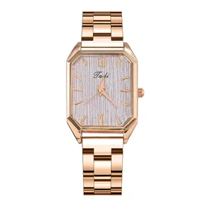 Dettaglio in primo piano dell'orologio da donna al quarzo quadrato con cinturino in acciaio.