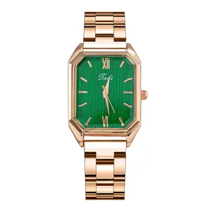 Vista dettagliata dell orologio da donna al quarzo quadrato, quadrante verde e cinturino.