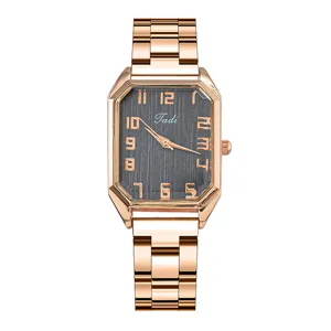 Primo piano dettagliato di orologio donna quarzo oro rosa quadrato con quadrante scuro testurizzato.