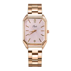 Vista dettagliata dell'orologio da donna al quarzo quadrato oro rosa con cinturino metallo.