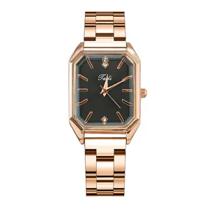 Orologio donna al quarzo quadrato oro rosa dettaglio, elegante cinturino in acciaio e quadrante nero.