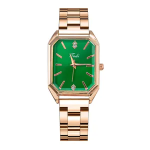 Primo piano dettagliato dell'elegante orologio al quarzo quadrato con quadrante verde.