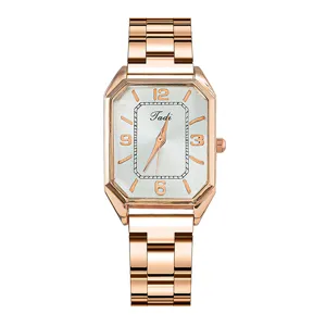 Vista dettagliata orologio donna al quarzo, cinturino acciaio oro rosa e quadrante bianco.