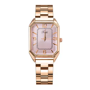 Vista dettagliata di orologio da donna al quarzo con cassa quadrata rosa e cinturino metallico.