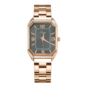 Primo piano orologio da donna al quarzo con quadrante quadrato oro rosa e cinturino in acciaio.