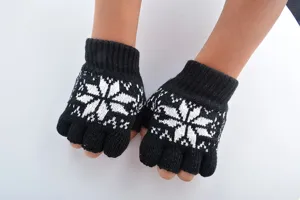 Guanti senza dita in maglia nera con motivo a fiocco di neve bianco per l'inverno.