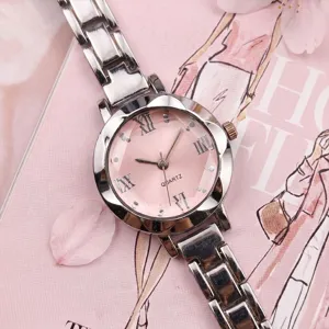Gros plan sur les details de la montre quartz pour femme avec cadran rose et bracelet acier.
