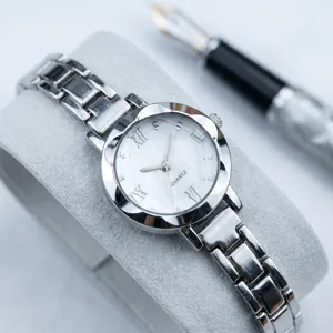 Élégante montre à quartz pour femme avec bracelet en acier argenté et cadran nacré.