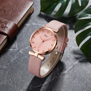 Orologio al quarzo da donna elegante con cinturino in pelle rosa e cassa in oro rosa.