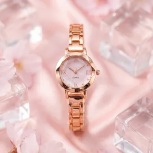 Gros plan sur une élégante montre quartz femme or rose avec cadran nacré et bracelet acier.