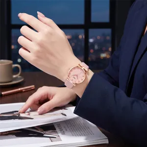 Elegante orologio al quarzo da donna con cinturino in pelle rosa e quadrante chic.