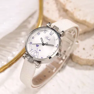 Dettaglio in primo piano di un orologio al quarzo minimalista da donna con cinturino bianco.