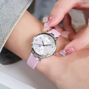 Dettaglio di orologio al quarzo minimalista con cinturino in silicone rosa e quadrante.
