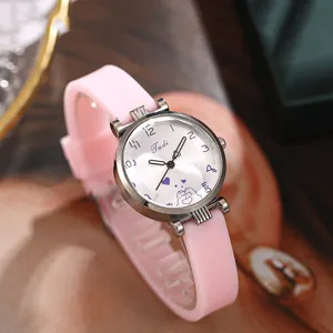Orologio al quarzo minimalista con cinturino in silicone rosa e quadrante chiaro per signore.