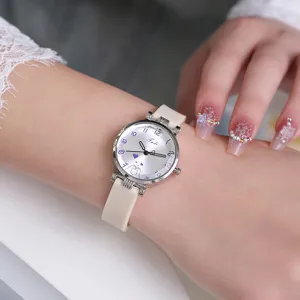 Orologio al quarzo da donna minimalista con cinturino in silicone, mini orologio dettaglio.