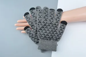 Vue détaillée de gants tricotés d'hiver pour hommes tactiles gris avec des points antidérapants.