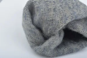 Detail gants de tricot cachemire hiver homme, texture duveteuse douce, conception chaude et epaisse.