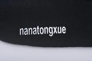 Vue détaillée de gants d'hiver en cachemire noir avec un design de broderie blanche propre.