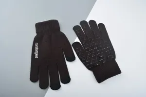 Gros plan sur des gants tactiles en tricot d'hiver dotés d'un motif antidérapant pour homme.
